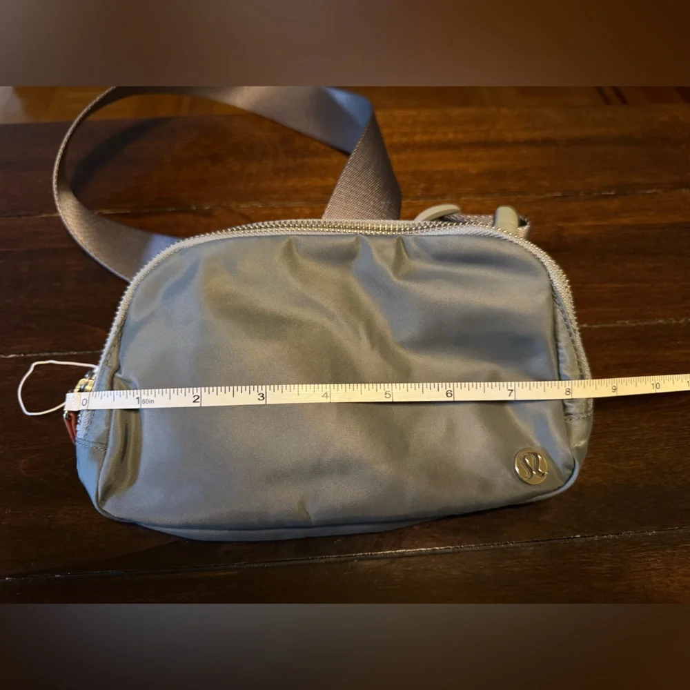 NWOT Lululemon Everywhere Belt Bag Crossbody Extended Strap Grey Unisex - Picture 3 of 6
